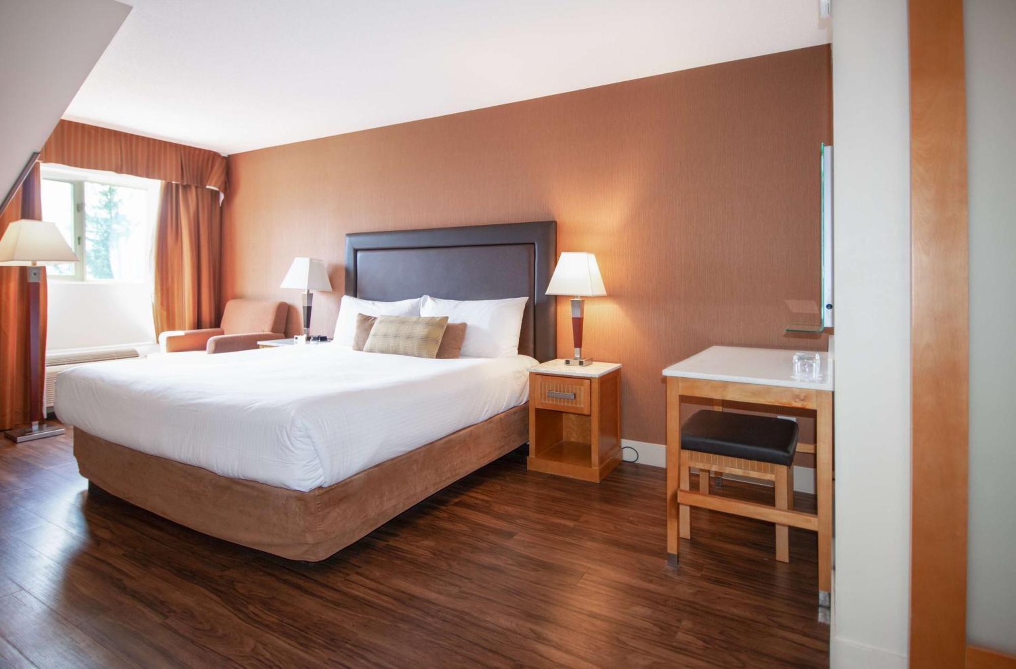 Coast Hillcrest Hotel Ревелсток Экстерьер фото