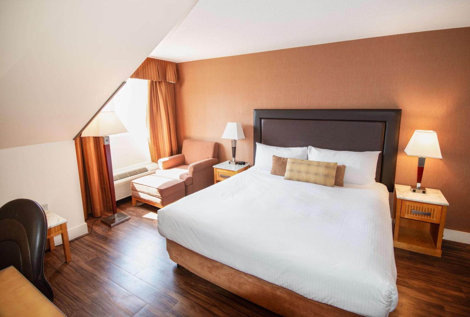 Coast Hillcrest Hotel Ревелсток Экстерьер фото