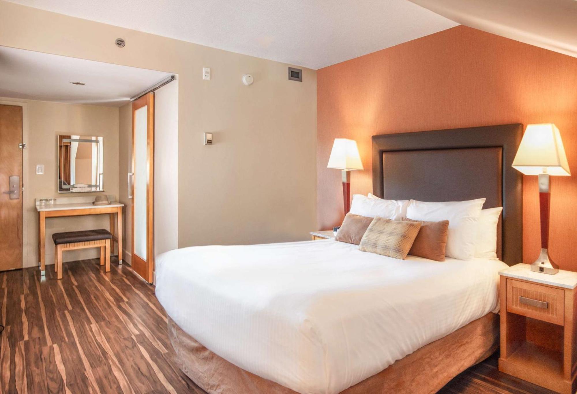 Coast Hillcrest Hotel Ревелсток Экстерьер фото